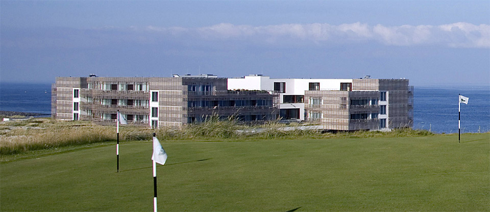 Hotel Budersand bei schönem Wetter mit Golfplatz, im Hintergrund das Meer