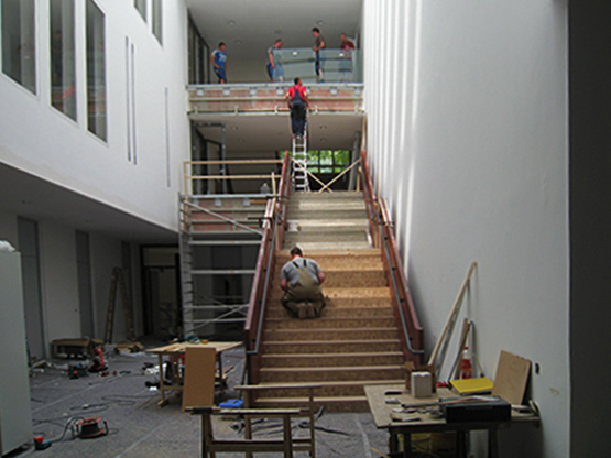 Georg-Büchner-Schule, Innenausbau Treppe im Atrium