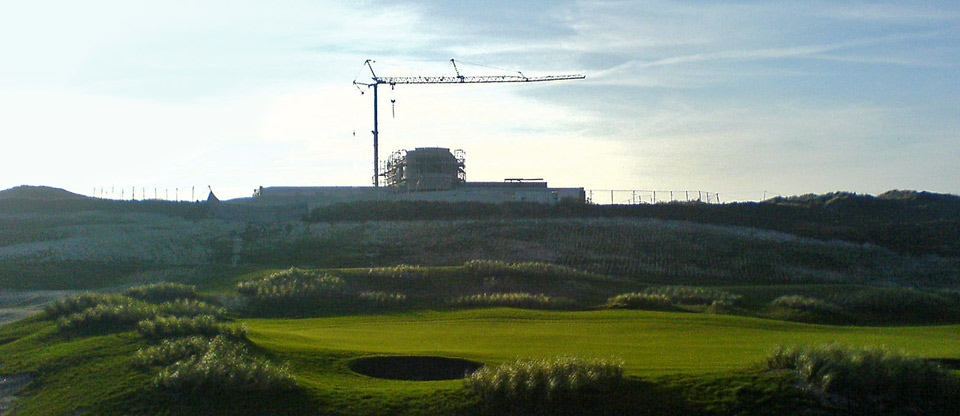 Golfhaus, Baustelle mit Golfplatz im Vordergrund
