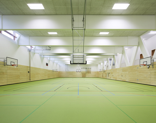 Neubau Sporthalle der Grundschule Rebstock: Innenraumperspektive Mittelachse